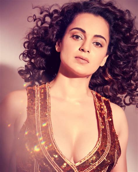 kangana ranaut looks sexy in slit sequinned dress see diva ooze hotness in these pics