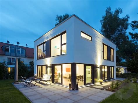 Haus mit grauen schindeln exterieur auffahrt grunen baumen. Kubushaus mit großen Fenstern in 2020 | Kubus haus, Haus ...