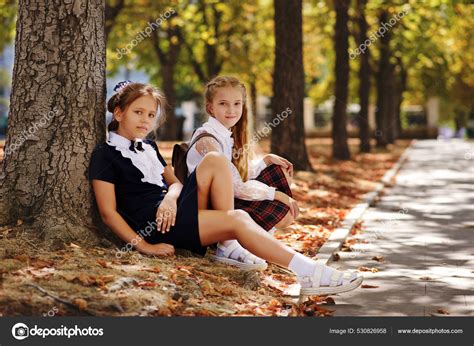 colegialas después escuela relajarse parque fotografía de stock © reanas 530826958 depositphotos