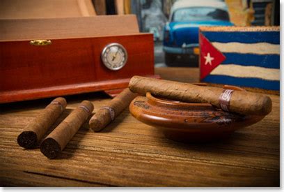 Hier lassen sich zigarren aus kuba vor ort rauchen und raritäten bestaunen. Kubanische Zigarren