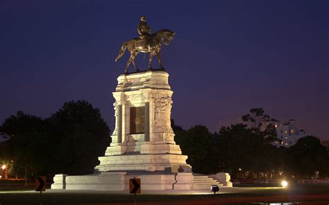 General Robert E Lee Statue On Monument Avenue In Richmond Va