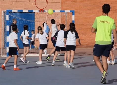 El juego es toda aquella actividad de recreación que es llevada a cabo por los seres humanos con la finalidad de divertirse y disfrutar, además de esto, en los últimos tiempos, estas actividades han sido utilizados como herramientas de enseñanza en los colegios, ya que de esta forma se incentiva a los. Juegos Que Se Juegan : Juegos De Rol Que Son Como Se Juega Y Tipos De Juegos / En juegosdechicas ...