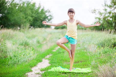 5 Simple Yoga Poses That Every Parent Should Teach Their Child
