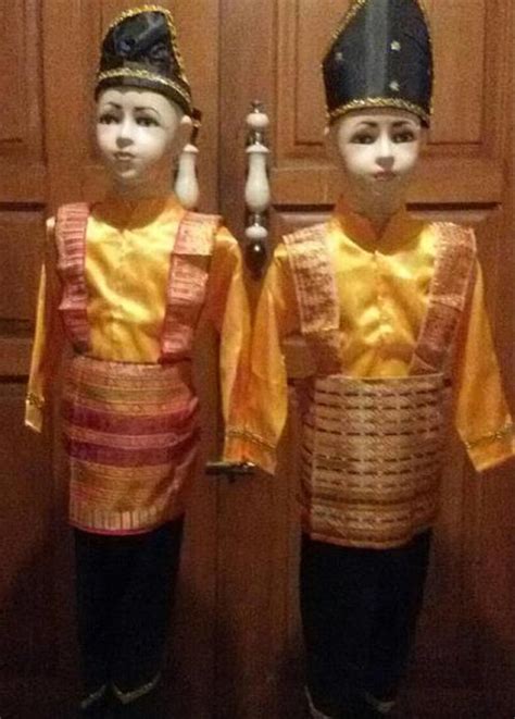 Salah satu contoh kebudayaan daerah di indonesia yang beraneka ragam adalah. Cara Pakai Pakaian Adat Aceh - Baju Adat Tradisional