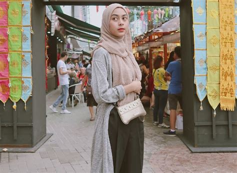 5 Gaya Hijab Traveling Ala Dianty Annisa Simpel Dan Fashionable Banget
