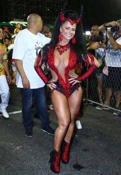 Carnaval 2017 Viviane Araújo A Rainha Das Rainhas Do Salgueiro Quem Rio De Janeiro