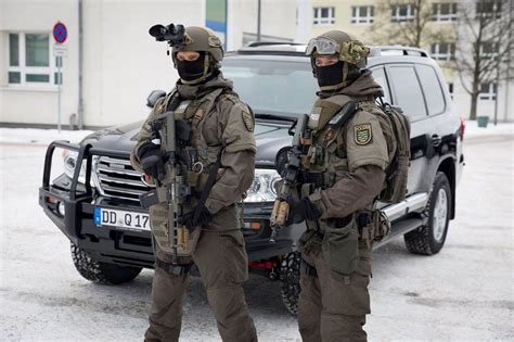 When relieved the buckle can only be through pressing both clips at the same time. Gefahrenabwehr: SEK-Einsatz in Asylbewerberheim bei ...