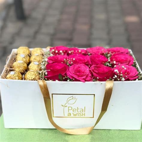 Flower Box Z Ferrero Rocher - Pink Flower Box with Ferrero Rocher | Petal-a-wish