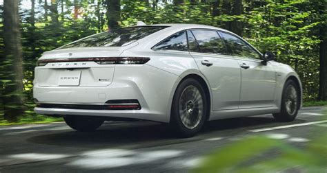 News Toyota Unveils New Crown Sedan In Japan Hybrid And Fuel Cell