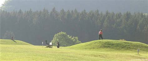 Diese bestehen aus dem abschlag, dem fairway (kurzgemähter bereich zwischen abschlag und grün) und dem grün. Golfplatz | Gemeinde Hausen am Tann