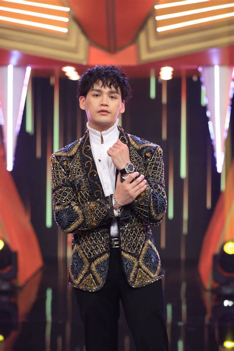 Dennis mank 'in olağanüstü bir işte çalıştığı ve sadece boş zamanlarında. Denis Đặng mang cả bộ tóc dài ngang lưng đi chơi gameshow ...