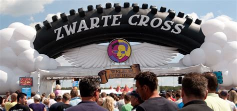 Combining the seemingly random mix of music, motocross, stunts, comedy and theatre together, there is something for everyone here. Zwarte Cross festival : liverecensie op KindaMuzik