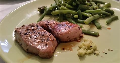 Otra manera de cocinar atún rojo encebollado. Atún tataki con jengibre y wasabi fresco Receta de Becky ...