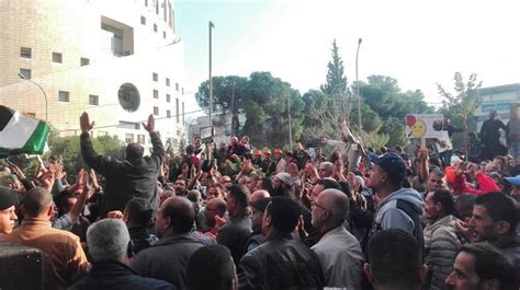 أحداث اليوم الإخباري اعتصام موظفي البلديات معلق بعلاوة 25 أحداث محلية