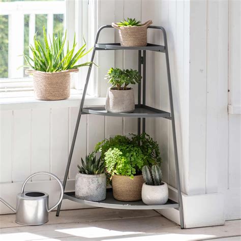 It's made with just wooden dowels and a wood square, making it an easy build that comes together in no time. Charcoal Corner Plant Stand | Corner plant, Plant stand ...