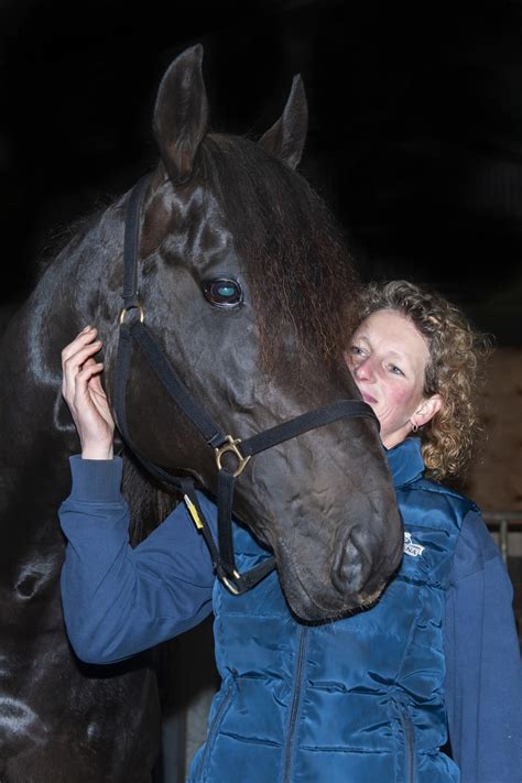 Hashem ali khan styr sin klan. Patricia van der Meer lever efter mottot att prova ...