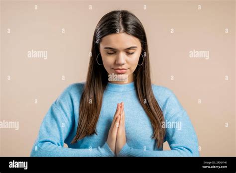 Mujer Calmada Orando Con Las Manos Juntos Simbolizando Oración Y