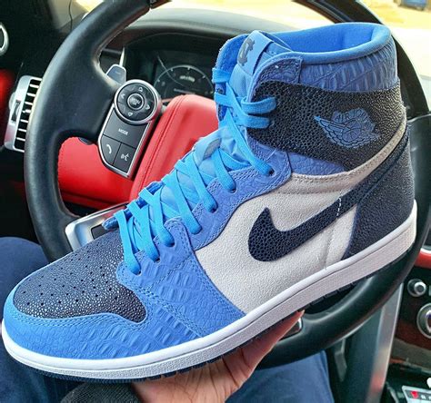 The genesis of the jordan brand legacy continues to deliver as colorways suit collectors, historians, hypebeasts, and new heads heritage meets first beginnings as the air jordan 1 high og university blue is releasing soon with a nod to jordan's collegiate days. Air Jordan 1 Retro High PE UNC | SneakerNews.com