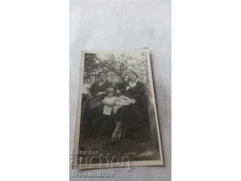 Снимка Две жени с плетки и момиченце в градината Стари снимки Изделия от хартия balkanauction