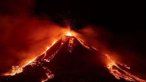 Las Impresionantes Im Genes Que Dej La Erupci N Del Volc N Etna En Italia