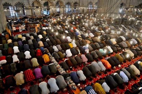 Soruları da bir hayli sorulmakta. Bayram namazı kılınacak mı? Ramazan Bayramı'nda camiler ...