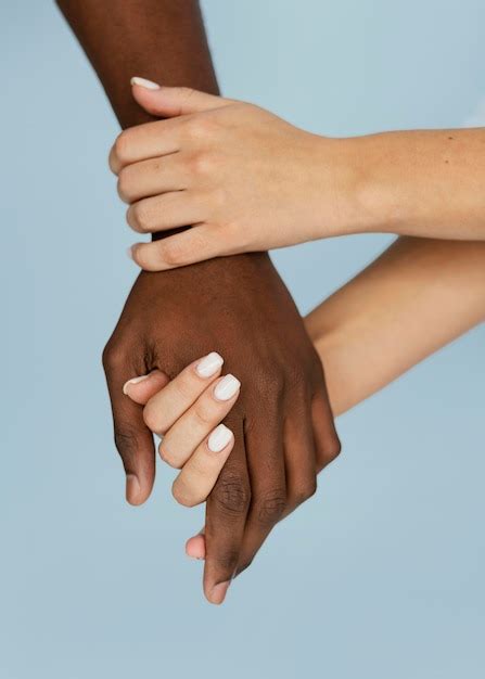 Nahaufnahme Weiße Hände Die Schwarze Hand Halten Kostenlose Foto
