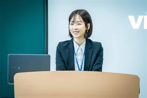 미용실에서 웬디컷으로 유명하다고 한다.일명 거지존 내가 하면 최양락 웬디 단발 기사 사진 웬디의 중단발이 화제가 되면서 레드벨벳의 헤어 디자이너가 샤밍컷(샤기+챠밍)이라 이름 붙였다. '블랙독' 서현진, 첫 회부터 터진 연기포텐 ..로코 아닌 ...