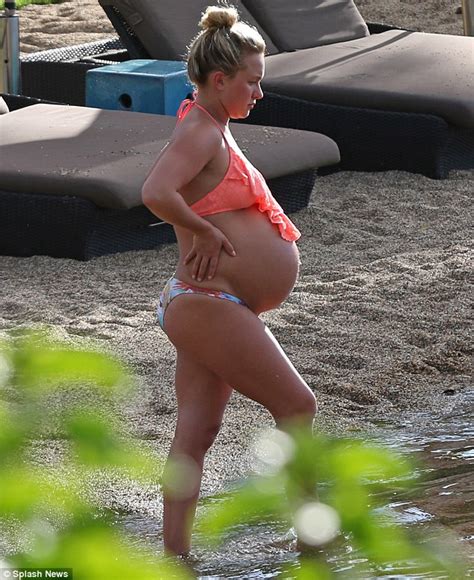 Hayden Panettiere Shows Off Her Bikini Body At Eight Months Pregnant Daily Mail Online