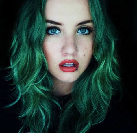 Green Hair I Wonder If It D Look Good On Me Dark Green Hair Green Hair Dye Green Hair