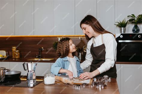 Madre E Hija Cocinando Juntas En La Cocina De Casa Foto Gratis
