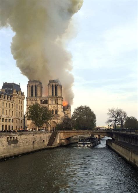 صور من حريق كاتدرائية نوتردام التاريخية في باريس مجلة هي