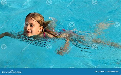 mädchenschwimmen im pool stockfoto bild von schwimmen 5249710