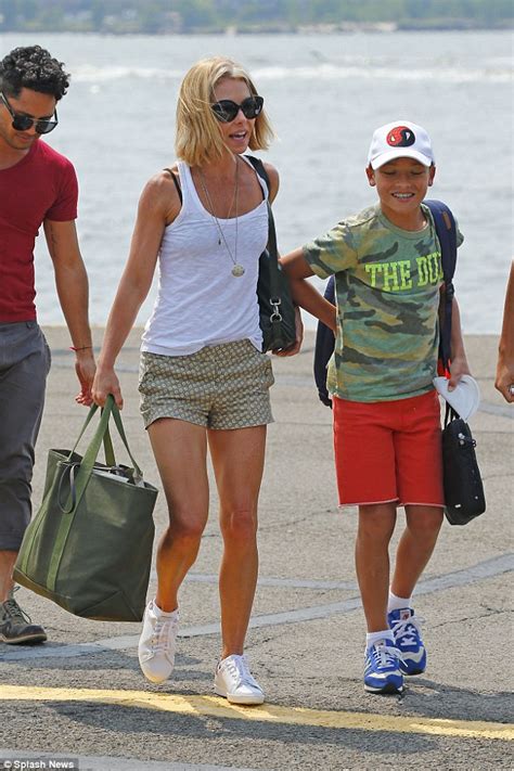 Kelly Ripa Lands On Heliport With Sons Joaquin And Michael Daily Mail