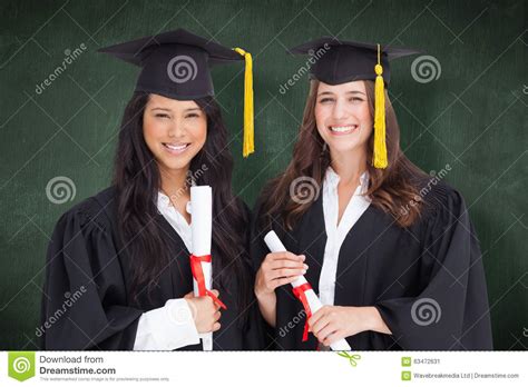 samengesteld beeld van twee vriendentribune samen na het een diploma behalen stock afbeelding