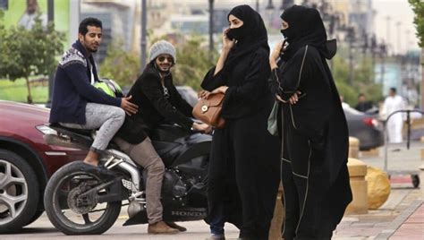 شاب سعودي يتحرش بفتاة ويحتضنها أمام العامة وطن يغرد خارج السرب