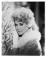 Donna Douglas, TV's 'Elly May Clampett,' has died