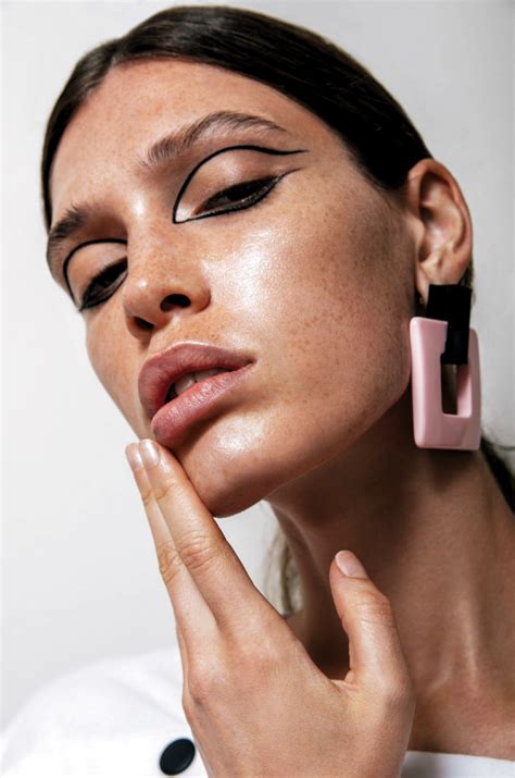 pin by maya boateng on accessorizze in 2020 fashion editorial makeup editorial makeup