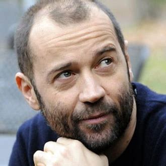 La chioma di fabio volo. Aveva sempre negato che lo avrebbe fatto! E invece... Ecco ...