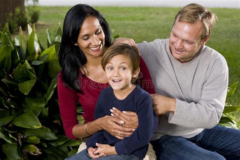 Une enquête est en cours. Famille Interracial Avec Le Vieux Garçon De Cinq Ans Mignon Photo stock - Image du aimer ...