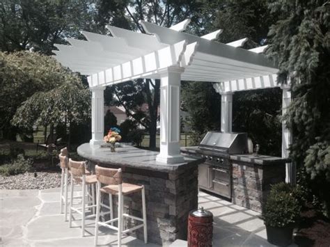 Welcome to pergola kits usa, america's retailer of custom and standard size pergola kits and patio covers. Small White Pergola over Outdoor Bar and Kitchen (With ...