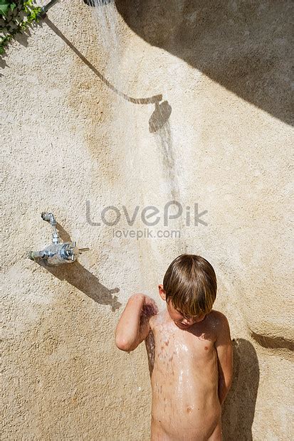 야외 샤워에서 소년 사진 무료 다운로드 Lovepik