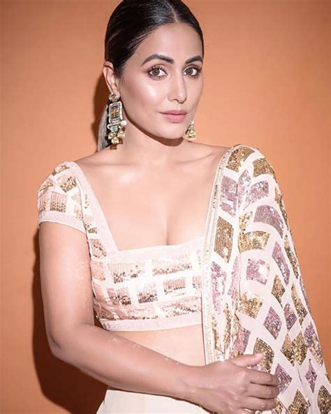 Hina Khan Looks Stunning Hot In This Beautiful Cleavage Baring Outfit By Manish Malhotra See
