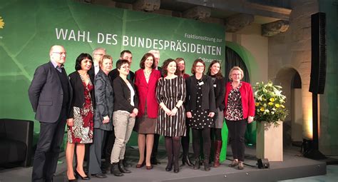 Nach baerbocks nominierung im april lagen die grünen in umfragen zeitweise vor der union bei 28 prozent. Annalena Baerbock on Twitter: "Grüne (Frauen ...