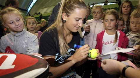 Azarenka victoria leo wimbledon son child birth giving instagram seven months targets mirror belarus return. Azarenka s'offre son 8e tournoi WTA