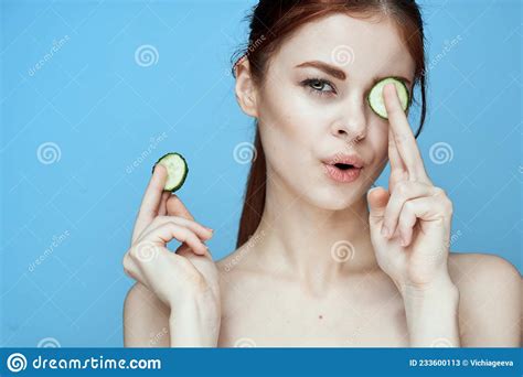 Frau Mit Nackten Schultern Gurken Vitamine Gesundheit Blauen Hintergrund Stockbild Bild Von