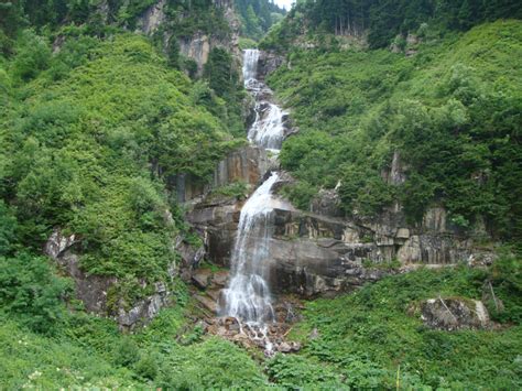 Rize'nin farklı noktalarında yükseklerden akan şelaleler ziyaretçilerine doğa harikası manzaralar sunuyor. Akırgel Şelalesi Rize Turu