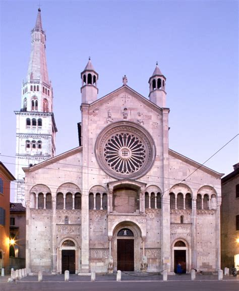 Il duomo di modena, dichiarato patrimonio mondiale dell'umanità dalla fine del 1100 fino al 1300 l'opera fu poi proseguita dai maestri campionesi, scultori e architetti lombardi provenienti da campione a cui si devono diversi interventi come il rosone gotico della facciata, gli arcangeli gabriele e michele. Guide per un giorno: il Duomo di modena