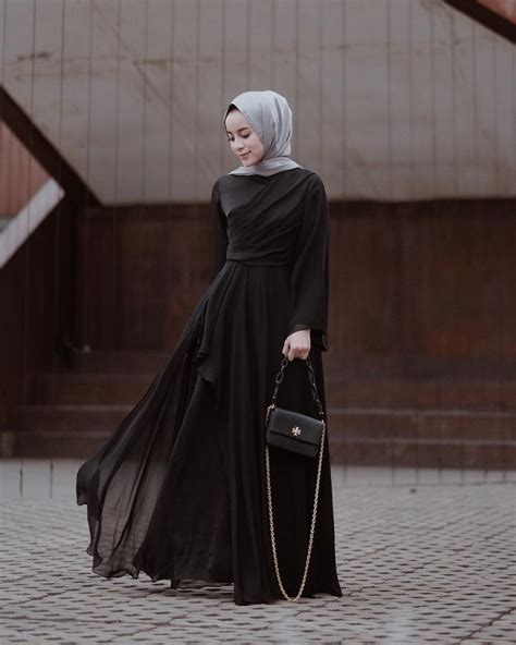 9 Ide Dress Hitam Dengan Hijab Biar Terlihat Ramping Dan Elegan