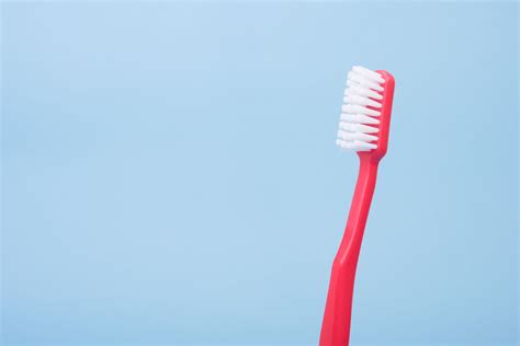 Декілька лайфхаків як можна використовувати зубну щітку не за призначенням