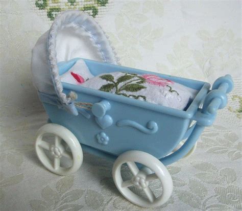 Damit die matratze stets hygienisch einwandfrei gesundes schlafklima im kinderwagen: Puppenstuben Kinderwagen + Matratze Bettwäsche + Ausfahr ...